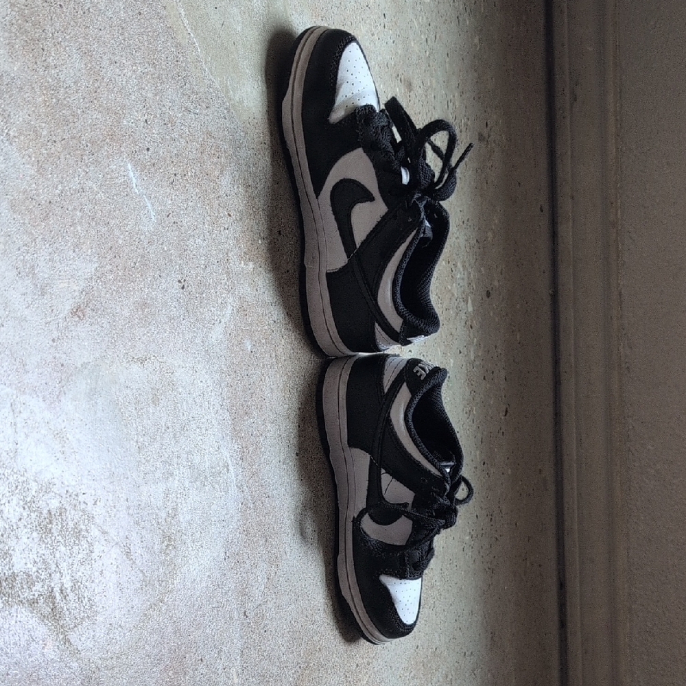 Nike Black and White Sneakers Classic Design